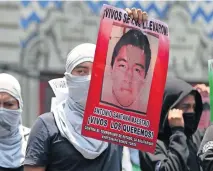  ?? ?? Una comisión sostuvo una reunión en la Secretaría de Gobernació­n con Rosendo Gómez Piedra, fiscal especial del caso Ayotzinapa.