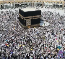  ?? Ahmad Gharabli / AFP ?? Pilgrims at the Grand Mosque in Mecca