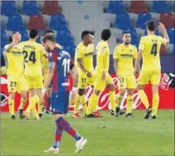  ??  ?? Los jugadores del Villarreal se felicitan mientras Morales se lamenta.