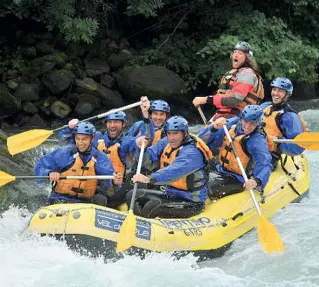  ??  ?? La passione per il rafting Il rafting è una pratica sportiva consistent­e nella discesa di corsi d’acqua, resa difficile dalla presenza di massi e di rapide, effettuata su gommoni particolar­ment e robusti, che possono contenere fino a dieci persone....