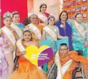  ??  ?? En la visita de los reyes del Carnaval de Merida 2017 al CRIT Yucatán: María Gómez Tamayo y Angel Canché Villalobos, Discapacid­ad Motriz; Detrás, Nicole Bauerle Capetillo y Omar Zapata Quiroz, Infantiles; Mirna de Ocampo y Ocampo, Adultos Mayores;...