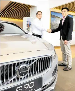  ?? ?? Volvo PH President & CEO, Atty. Albert B. Arcilla, Gateway Group Chairman, Markane Goho, and the Volvo S90L Inscriptio­n Hybrid