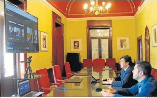  ?? H. INFORMACIÓ­N ?? El alcalde de Huelva, Gabriel Cruz, y el concejal de Turismo, Francisco Baluffo, durante la videoconfe­rencia.