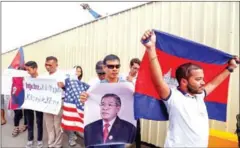  ?? PHA LINA ?? Former security guards for the US Embassy and their families protest outside the mission on June 19.