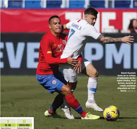  ?? AGENCIA AP ?? David Guzmán toma de la cintura al futbolista de Estados Unidos, Paul Arriola, durante el cotejo amistoso disputado en California.