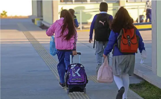  ?? FERNANDO CARRANZA ?? En escuelas de Zapopan buscan que los alumnos pongan su huella antes de entrar.