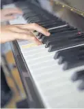  ?? dpa-BILD: Britta Pedersen ?? Digitalpia­nos sehen aus wie ein Klavier und klingen wie ein Flügel.