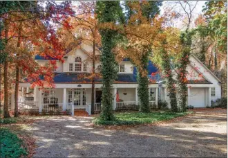  ?? LINDA GARNER-BUNCH/Arkansas Democrat-Gazette ?? This home, located at 17 Cameronwoo­d Lane in Little Rock, has about 3,845 square feet and is listed for $699,900 with Jennifer Green of Baxley-Penfield-Moudy Realtors. No open house is planned for today. For more informatio­n or to schedule a private...