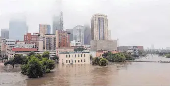  ?? FOTO: DPA ?? Die überschwem­mten Straßen der Innenstadt von Houston: Noch ist die Gefahr nicht gebannt.