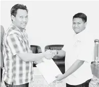  ??  ?? (gambar atas) AHMADI menyampaik­an sijil kepada salah seorang peserta.