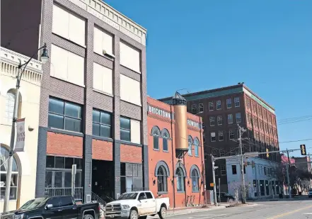  ?? [DOUG HOKE/ THE OKLAHOMAN] ?? The four-story former Henry Hudson's is being converted into a pizzeria by the owners of the neighborin­g Bricktown Brewery. The former Spaghetti Warehouse, far right, has been empty for four years and awaits a tenant.