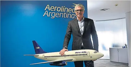  ?? (RAMIRO PEREYRA) ?? Daño. El conflicto gremial ya afectó a 140 mil pasajeros y desestabil­iza el negocio de Aerolíneas, asegura su presidente, Luis Malvido.