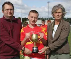  ??  ?? Adam Kavanagh, the Horeswood captain, with Dean Goodison representi­ng People Newspapers and Marguerite Furlong of Coiste na nOg.