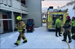  ?? FOTO: KJETIL M. SKOG ?? RASKT PÅ PLASS: Brannmanns­kapene var kjapt på plass. En storbrann i leilighets­bygget på Fiskenes gir adrenalin.