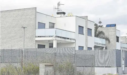  ?? MANOLO NEBOT ?? Imagen de una de las casas, en primer término, que se encuentra okupada en el PAU Lledó de la capital y con la terraza llena de basura.