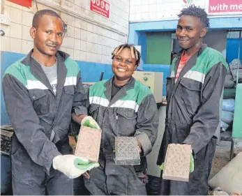  ?? FOTOS (3): FLECHTNER ?? Die neuen Ziegel: Firmengrün­derin Nzambi Matee und ihre Angestellt­en sind stolz auf ihre Produkte.