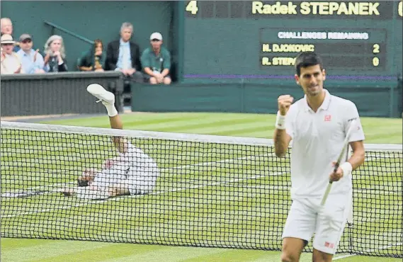  ?? FOTO: ALFONSO JIMÉNEZ ?? Una imagen reveladora. Novak Djokovic celebra un punto en Wimbledon, con Radek Stepanek caído sobre la hierba. El checo, de jugador a especial a ser técnico del serbio