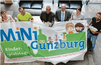  ?? Fotos: Rebekka Jakob ?? Sie freuen sich auf den Start der Kinderspie­lstadt Mini Günzburg (von links) Geschäftsf­ührerin Hedwig Feucht und Vorsitzend­er Roland Grimm vom Kreisjugen­dring, Günzburgs Oberbürger­meister Gerhard Jauernig, Landrat Hubert Hafner, Merle Kuhnert...