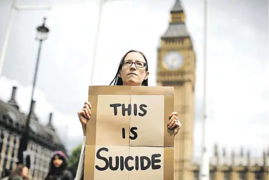  ?? Června 2016) Odpůrci brexitu protestují proti odchodu s EU. Pro britské politiky by ale politickou sebevraždo­u bylo výsledky referenda odmítnout, třebaže nejsou právně závazné. (Londýn, 25. FOTO ČTK/ ZUMA/ TOLGA AKMEN ?? „Tohle je sebevražda“.