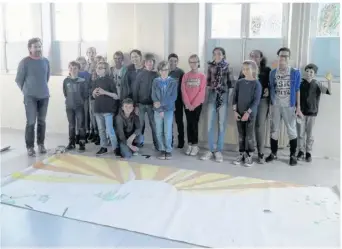  ??  ?? David Balade a animé un atelier mandala géant avec les élèves de sixième du collège Roger Vercel.