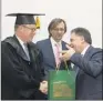  ??  ?? Le souverain a reçu le Titre de Docteur Honoris Causa de l’Université d’État de Moldavie, par le recteur Gheorghe Ciocanu, avant de répondre aux questions d’étudiants sur l’environnem­ent.