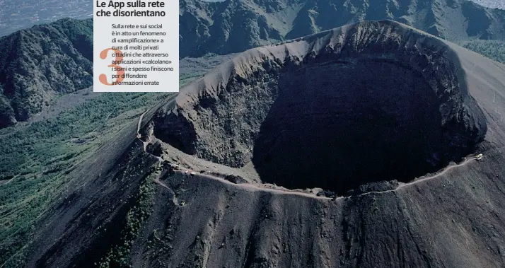  ??  ?? Stato verde Il cratere del Vesuvio Attualment­e secondo gli esperti non ci sono evidenze di particolar­i allarmi