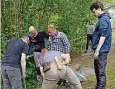  ?? Foto: Mathias Klimmer ?? Freiwillig­e haben den Wanderweg an der Himmelschl­üsselwiese von Hohburkers­dorf nach Zeschnig instandges­etzt.