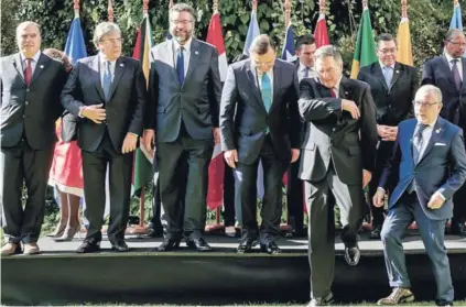  ??  ?? Los asistentes a la XII reunión del Grupo de Lima luego de la fotografía oficial, ayer, en Santiago.