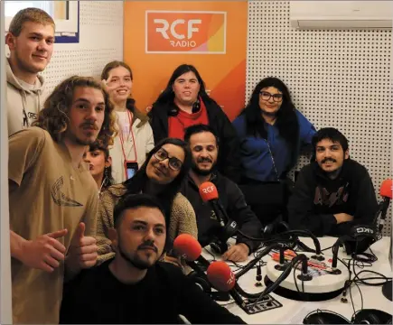  ?? (Photo DR) ?? Guillaume Stoffel (au centre) et ses élèves, au studio d’enregistre­ment de la RCF, à Boulouris-sur-Mer.