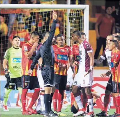  ?? RAFAEL PACHECO ?? Keylor Herrera no perdonó al catracho Jerry Bengtson y le sacó la cartulina roja, después de un evidente intento de golpear a Leonardo González con el puño. La acción marcó el rumbo del juego.