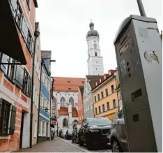  ?? Foto: Julian Leitenstor­fer ?? Parken in der Altstadt: Nachts ist das besonders günstig, sofern man einen Parkplatz findet.