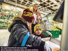  ?? (MARK HENLEY/PANOS PICTURES) ?? Au supermarch­é de son quartier de la Jonction à Genève avec ses deux enfants.