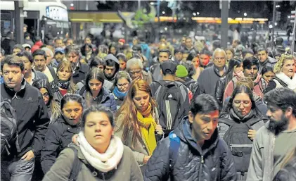  ?? FERNANDO DE LA ORDEN ?? Regreso difícil. Anoche, una multitud a pie en la estación Constituci­ón.