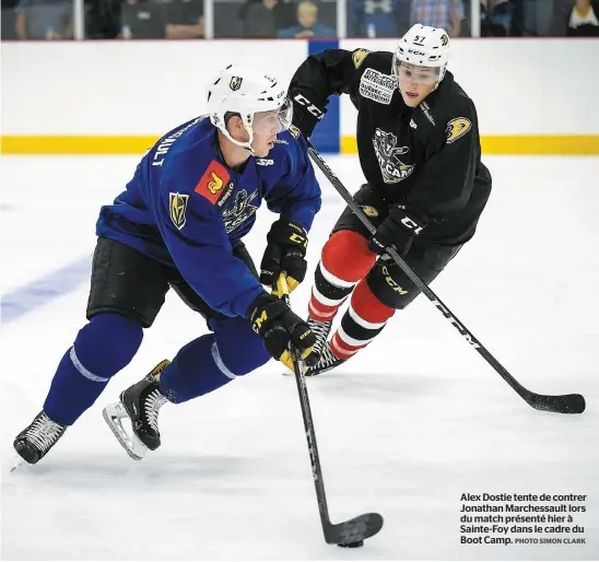  ?? PHOTO SIMON CLARK ?? Alex Dostie tente de contrer Jonathan Marchessau­lt lors du match présenté hier à Sainte-foy dans le cadre du Boot Camp.