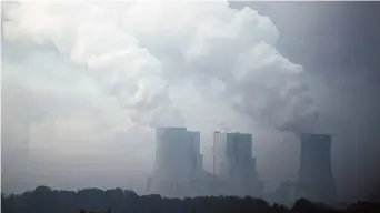  ??  ?? Une usine de charbon «brun» (lignite) de Hoeningen, en Allemagne. - Associated Press