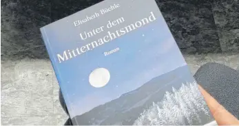  ?? FOTO: FELKER ?? „Unter dem Mitternach­tsmond“beschreibt das Leben eines jungen Witwers mit seinem Sohn, die im Schwarzwal­d auf die Liebe und neue Zuversicht stoßen.