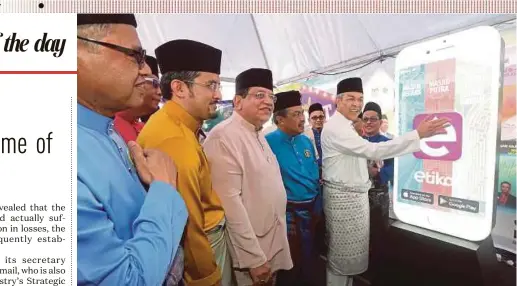  ?? PIC BY MOHD FADLI HAMZAH ?? Deputy Prime Minister Datuk Seri Dr Ahmad Zahid Hamidi launching the Planet Ummah Carnival 2017 in Putrajaya yesterday. With him are Minister in the Prime Minister’s Department Datuk Seri Jamil Khir Baharom (second from right) and Federal Territorie­s...