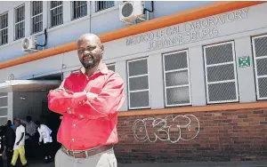  ?? / MDUDUZI NDZINGI ?? Taxi owner Jabulani Ngwenya outside the Hillbrow government mortuary to identify the body of his nephew.