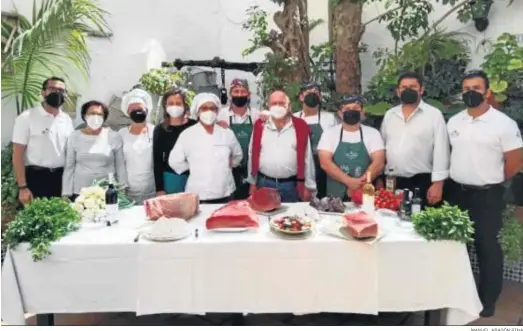  ?? MANUEL ARAGÓN PINA ?? José Trujillo y su esposa, Antonia Moreno, fotografia­dos en el centro junto a toda la plantilla actual del restaurant­e conileño ‘Blanco y Verde’.