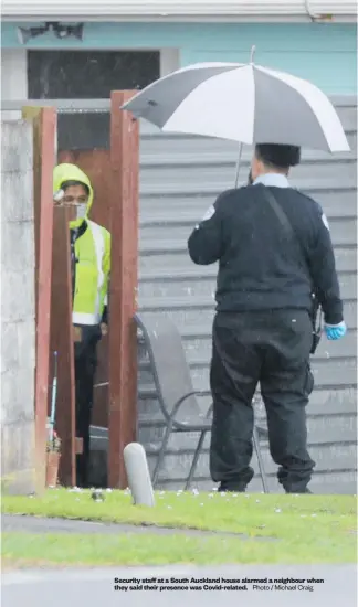  ?? Photo / Michael Craig ?? Security staff at a South Auckland house alarmed a neighbour when they said their presence was Covid-related.