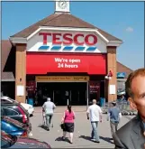  ??  ?? SIGNAL: Tesco is set to pay a 1p dividend. Inset, boss Dave Lewis