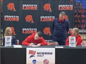  ?? Courtesy photo ?? Gravette senior Braxton Muldoon’s family members look on as he signs his letter of intent to play golf at Newman University during a ceremony earlier this month.