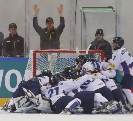  ?? AHN YOUNG-JOON/THE ASSOCIATED PRESS FILE PHOTO ?? Two Canadian women have earned roster spots on South Korea’s Olympic hockey team, and will play next February in Pyeongchan­g.