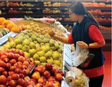  ?? STEVE RUSSELL/TORONTO STAR FILE PHOTO ?? The difference between the Canadian and U.S. dollars drove a 13.3-per-cent increase in the price of fresh vegetables from a year ago.