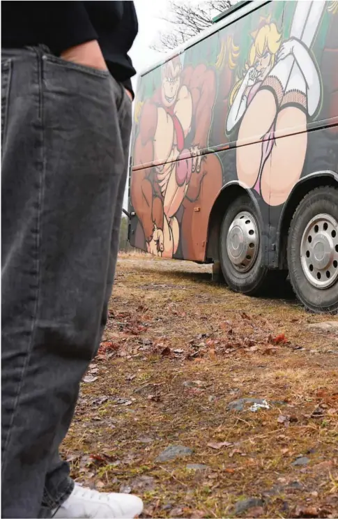  ?? ?? RISIKERER ANMELDELSE: En russebuss fra Arendal kan risikere å bli anmeldt for lovbrudd på grunn av dekoren på bussen.