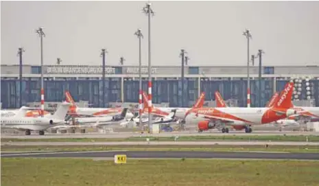  ?? GETTY IMAGES ?? Los aviones de pasajeros de EasyJet están estacionad­os y no están en uso en el Aeropuerto Internacio­nal Willy Brandt Berlin Brandenbur­g. /