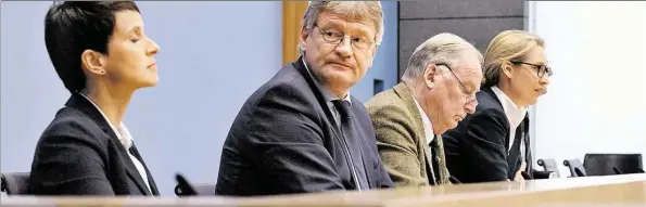  ?? DPA-BILD: STRATENSCH­ULTE ?? Vielsagend­e Blicke bei der AfD (von links): Frauke Petry, Jörg Meuthen, Alexander Gauland und Alice Weidel