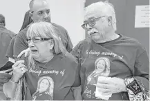  ?? Melissa Phillip / Houston Chronicle ?? Norma and Jose Flores, the parents of Elva Gonzalez, weep after the sentencing of Elrey Gonzalez, who killed their daughter.