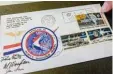  ?? Foto: Axel Heimken, dpa ?? Dieser Brief war 1971 an Bord der Apollo-15-Raumsonde.