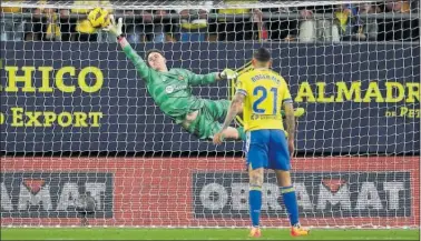  ?? ?? Ter Stegen realiza una gran parada ante el Cádiz en el Nuevo Mirandilla.